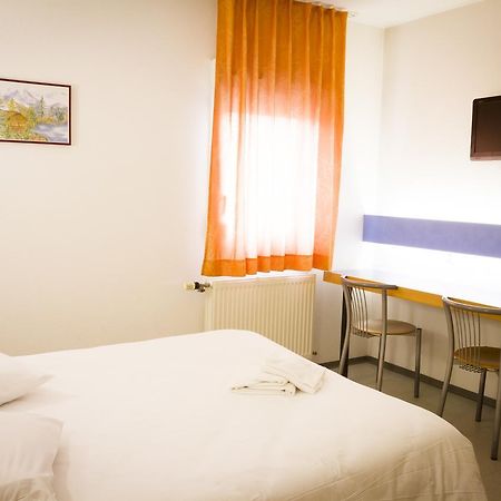 Hotel Vallee Bleue Montalieu-Vercieu Buitenkant foto