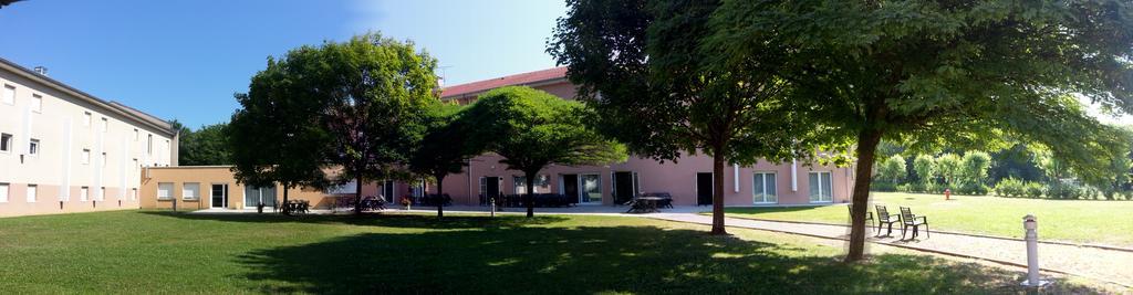 Hotel Vallee Bleue Montalieu-Vercieu Buitenkant foto